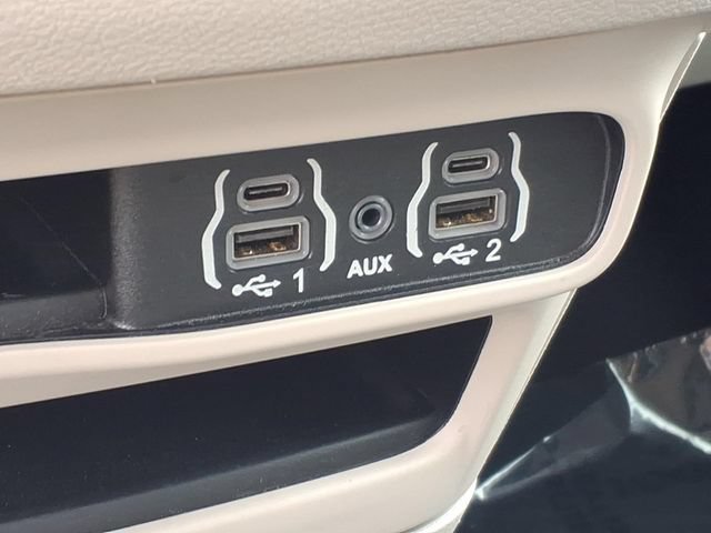Used 2023 Chrysler Pacifica Touring-L FWD image 8