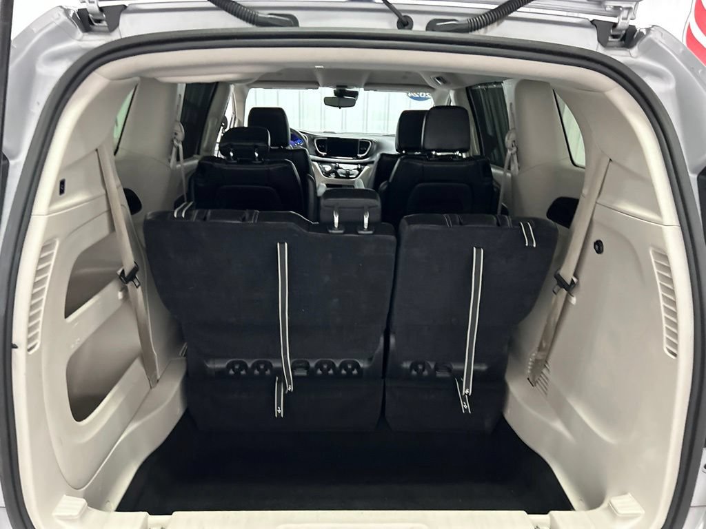 Used 2024 Chrysler Pacifica Touring-L FWD image 16