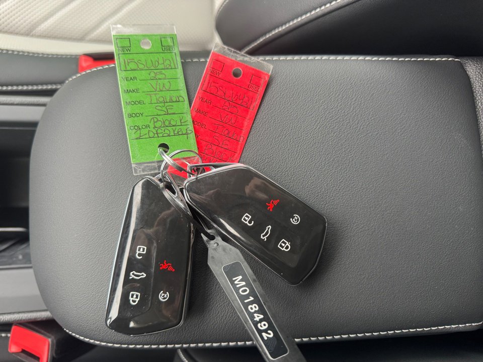 Certified 2025 Volkswagen Tiguan SE image 38