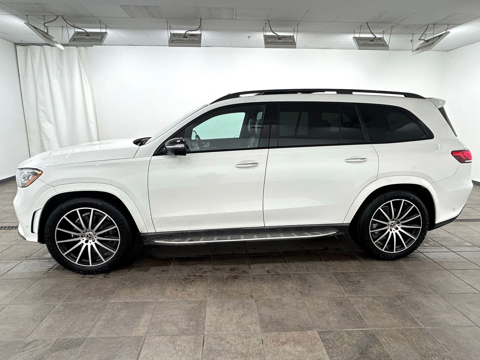 Used 2022 Mercedes-Benz GLS 450 4MATIC w/ AMG Line Exterior image 2