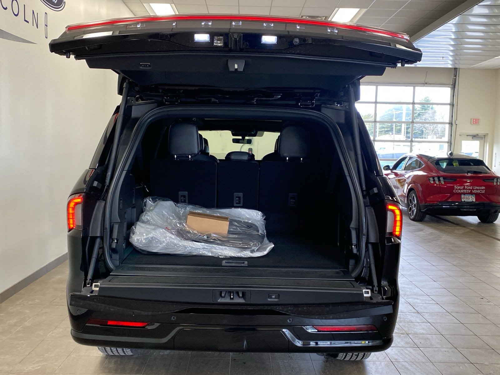 New 2026 Lincoln Navigator L Black Label AWD/4WD image 9