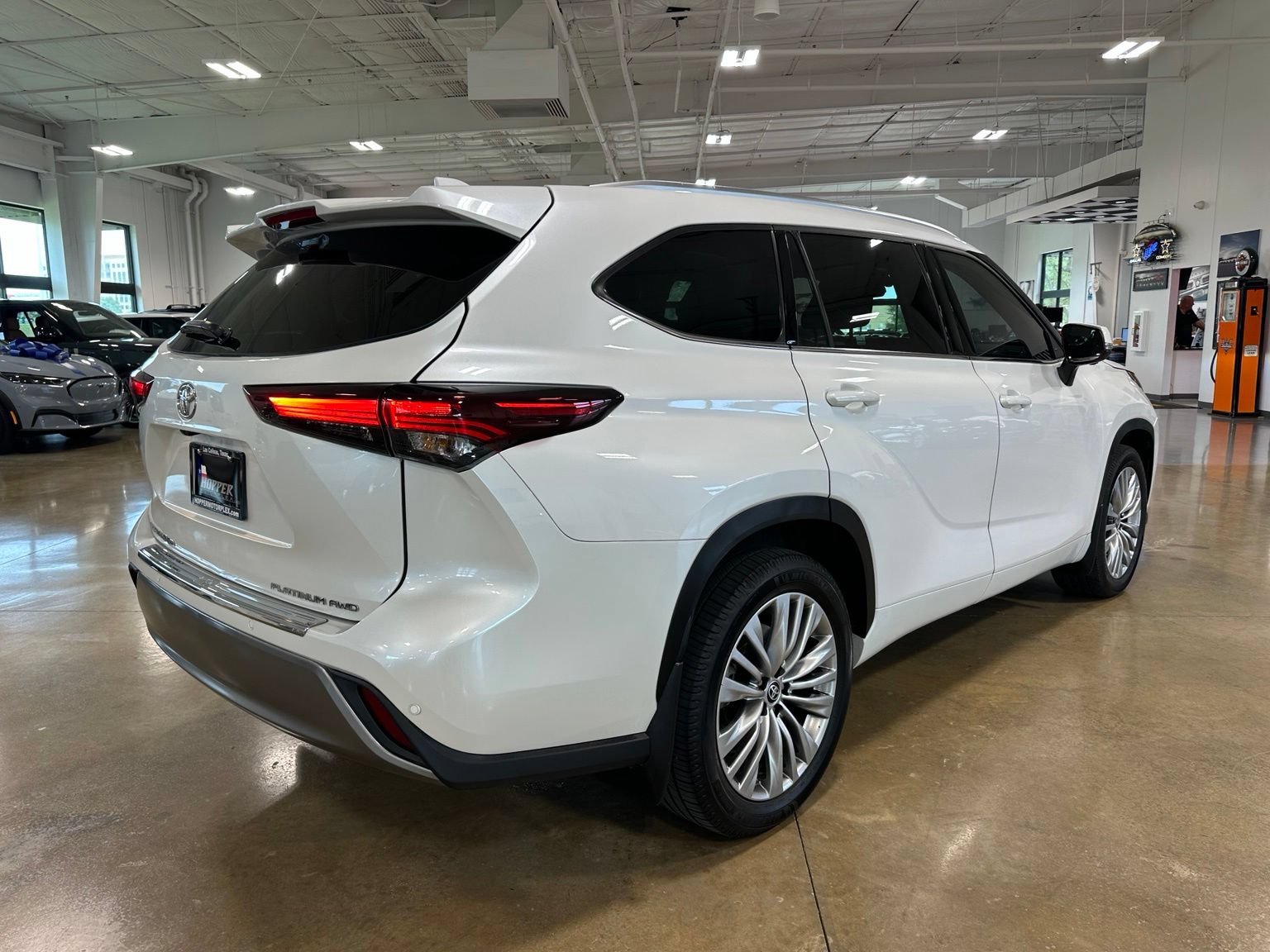 Used 2024 Toyota Highlander Platinum AWD/4WD image 7