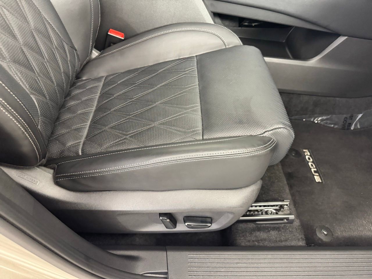 Used 2025 Nissan Rogue Platinum image 36