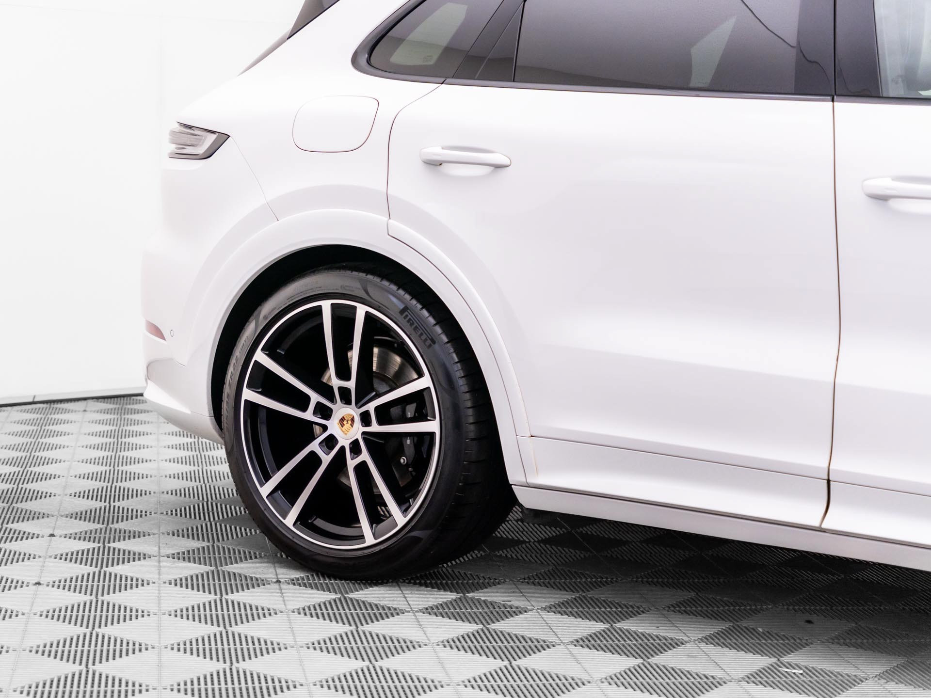 Certified 2025 Porsche Cayenne GTS AWD/4WD image 35