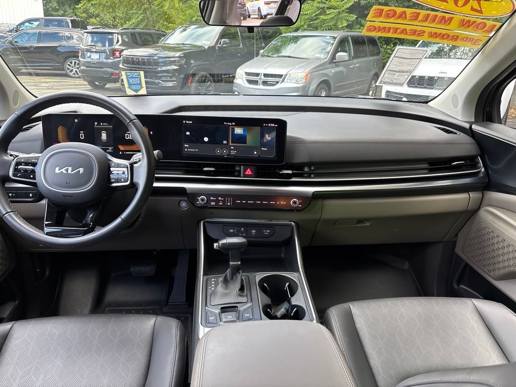Used 2025 Kia Carnival FWD image 16