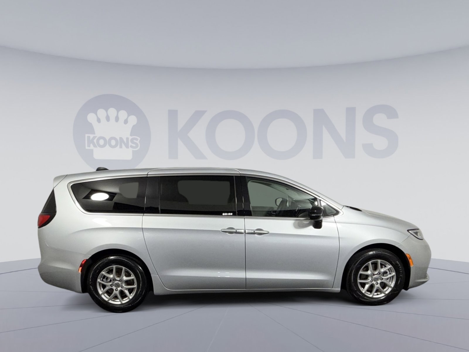 Used 2024 Chrysler Pacifica Touring-L image 8