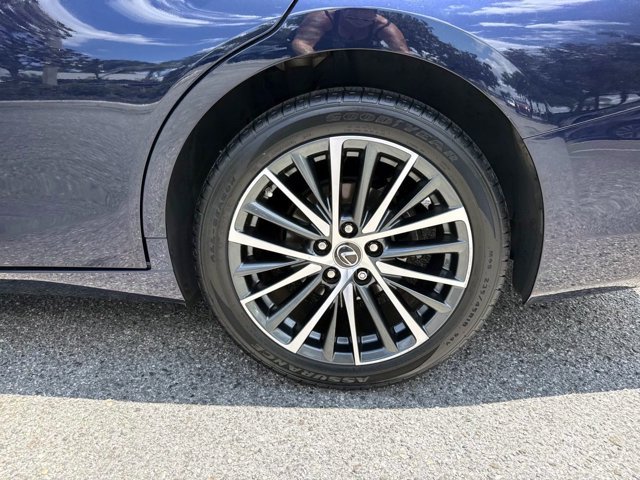 Used 2025 Lexus ES 300h w/ Premium Package FWD image 10
