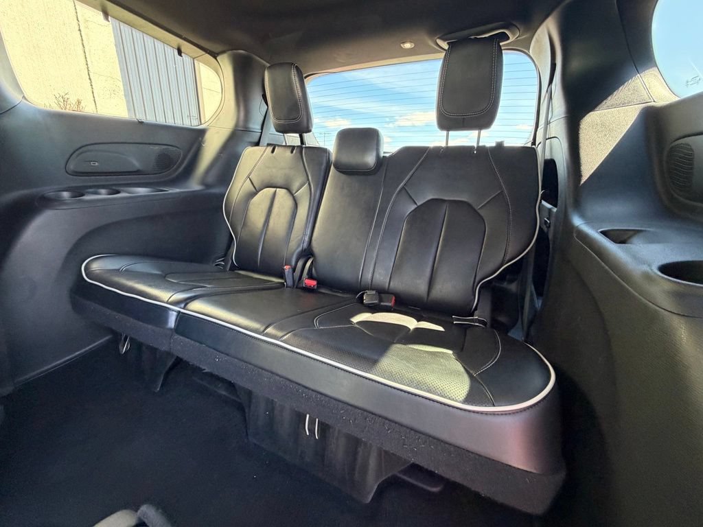 Used 2025 Chrysler Pacifica Limited FWD image 16
