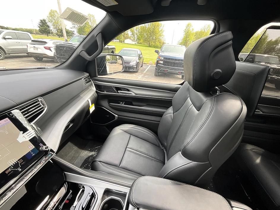 New 2026 Jeep Grand Wagoneer L Limited AWD/4WD image 33