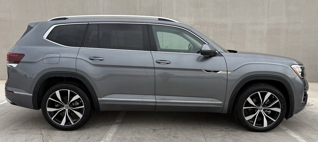 Used 2025 Volkswagen Atlas SEL Premium R-Line image 3