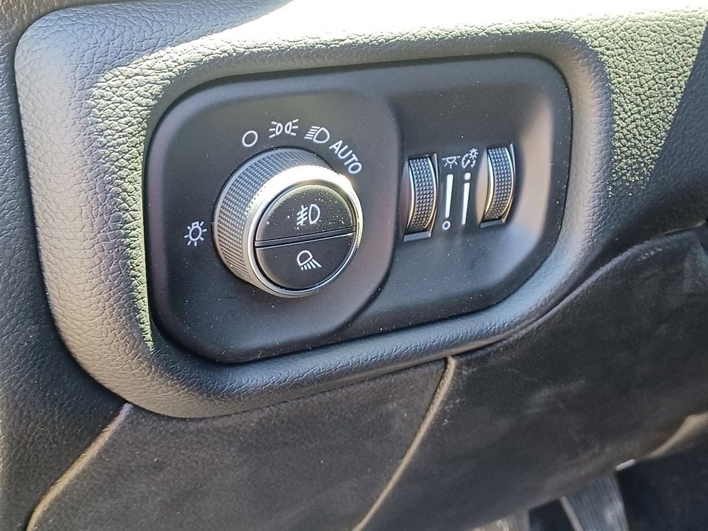 New 2026 RAM 2500 Laramie AWD/4WD image 13