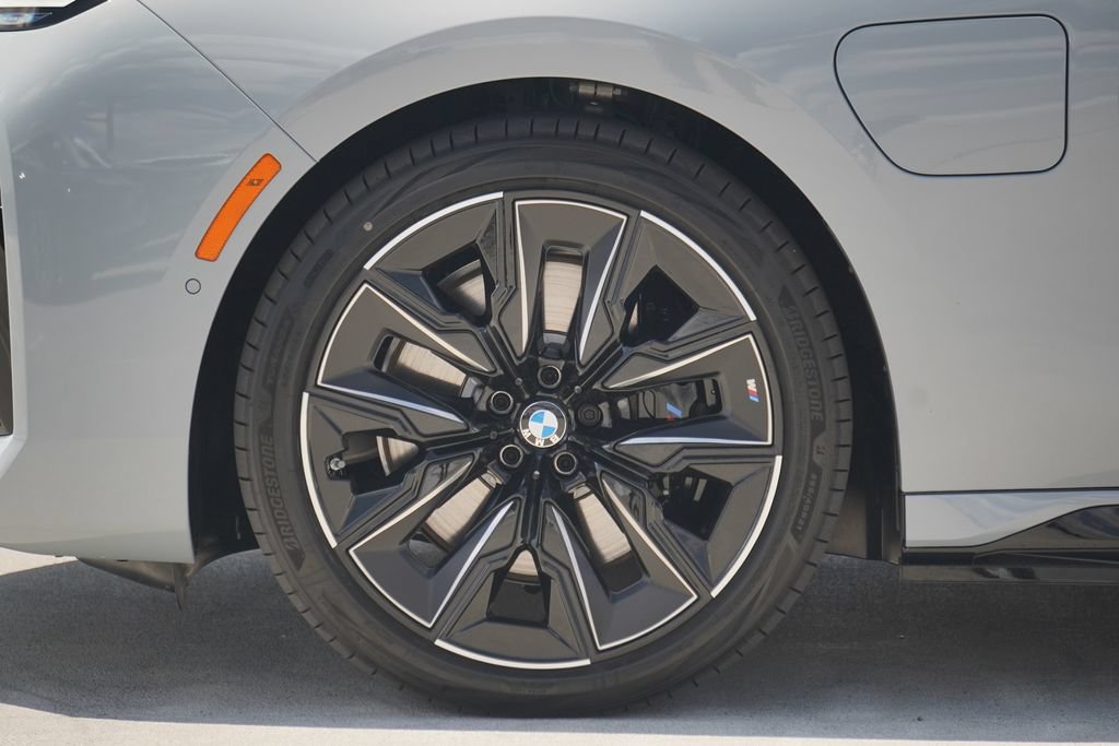 Used 2026 BMW 750e xDrive w/ Premium Package AWD/4WD image 5