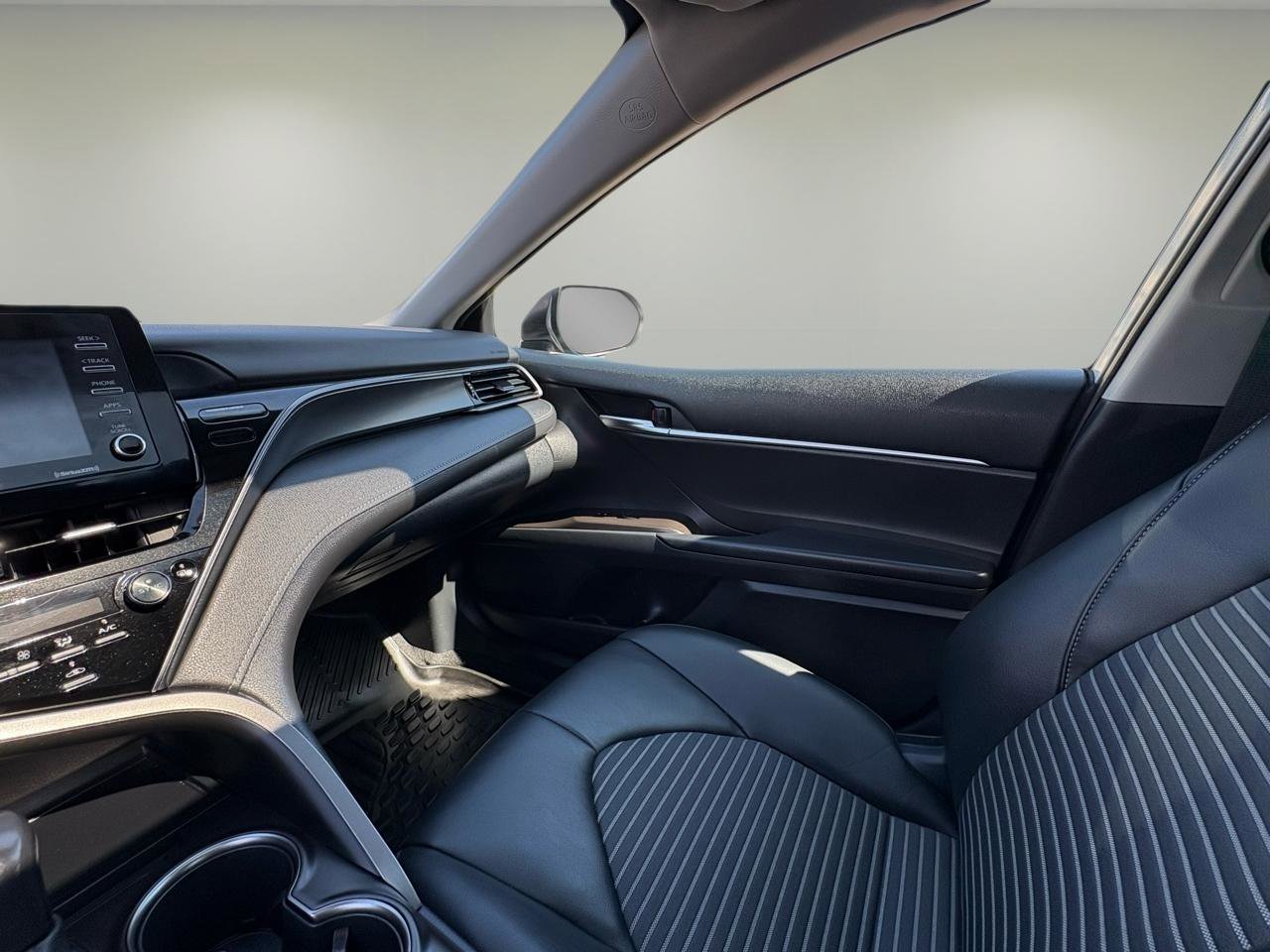 Used 2022 Toyota Camry SE w/ Cold Weather Package image 24