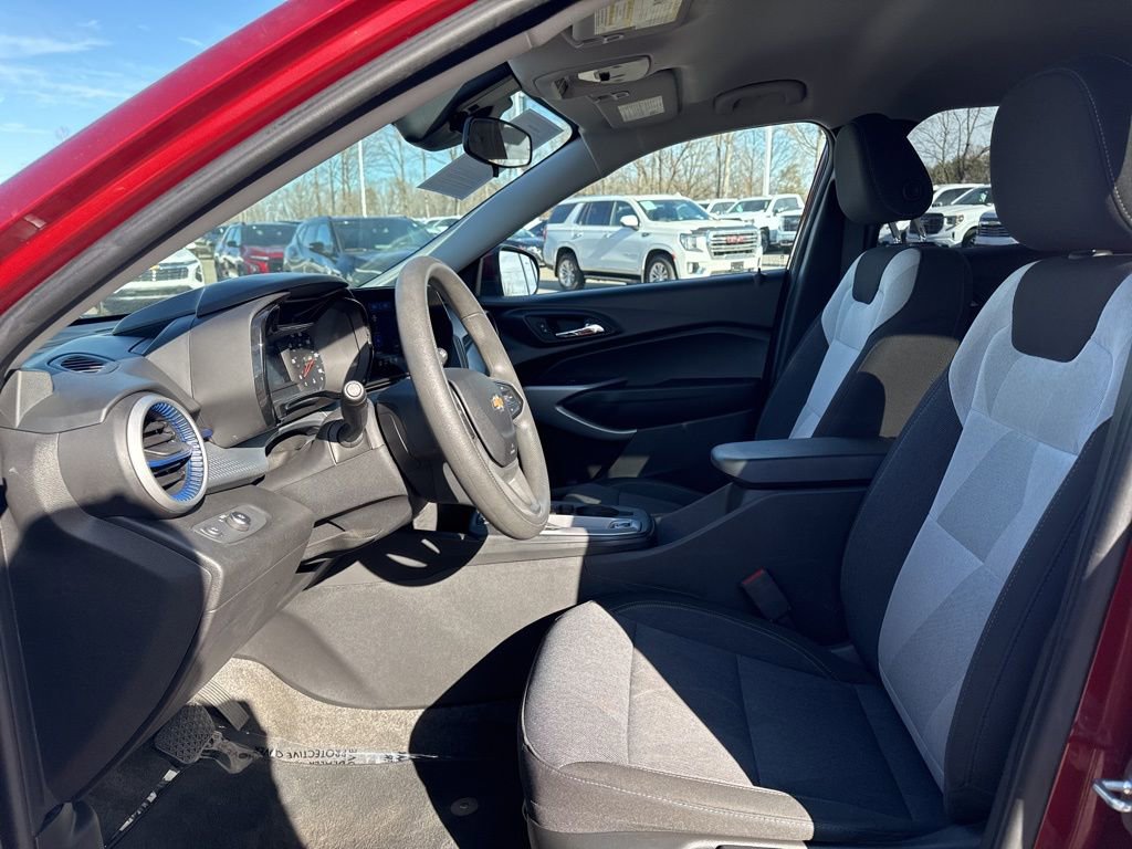 Used 2025 Chevrolet Trax LS w/ LS Convenience Package image 9