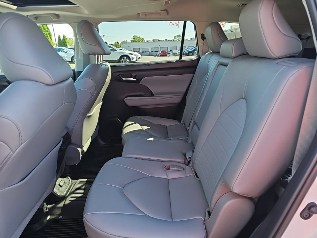 Used 2023 Toyota Highlander XLE FWD image 12