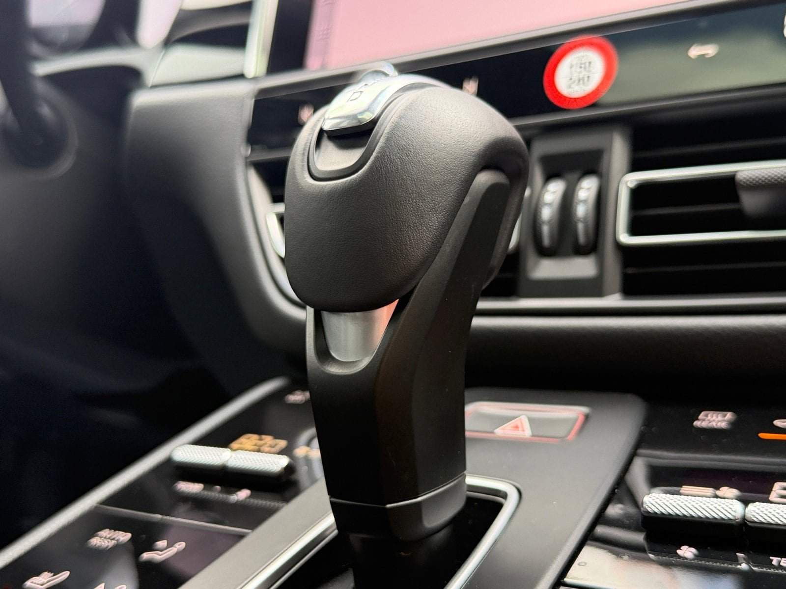 Certified 2025 Porsche Macan AWD/4WD image 28