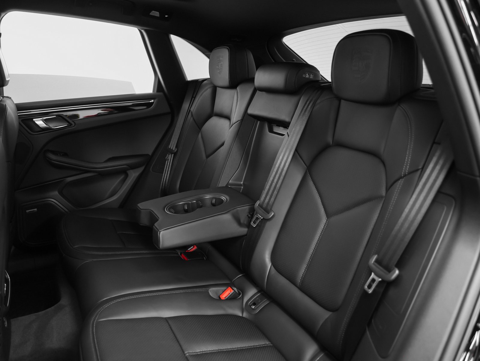 Certified 2025 Porsche Macan image 38