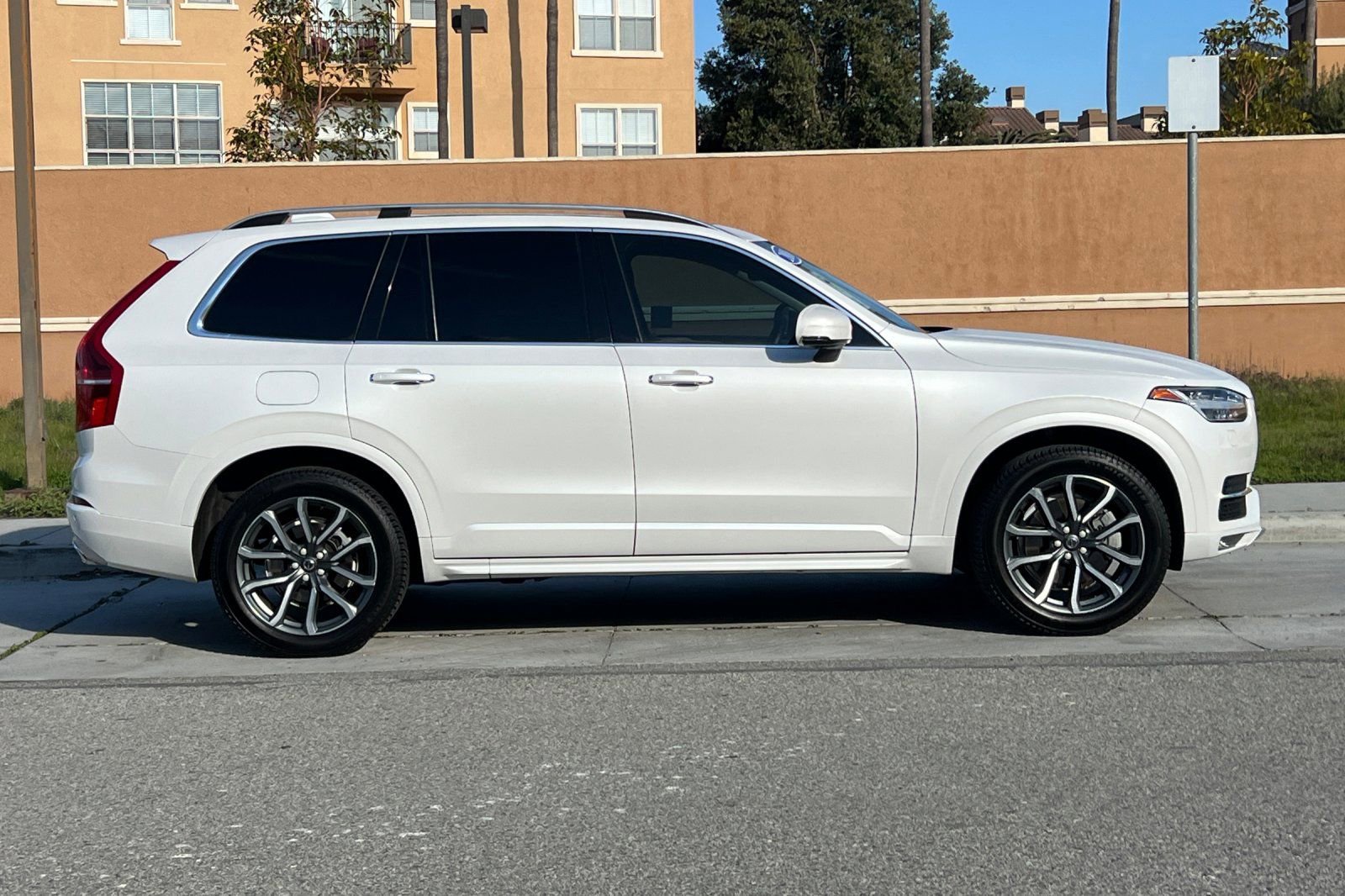 Used 2016 Volvo XC90 T6 Momentum w/ Protection Package Plus image 3