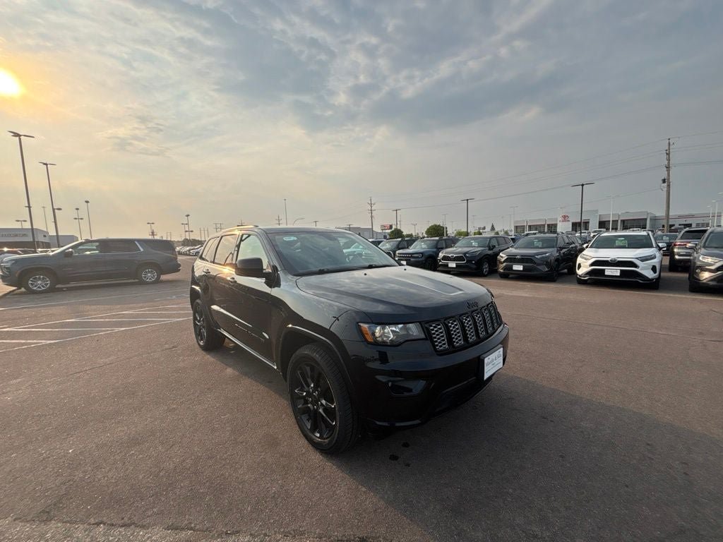 Used 2022 Jeep Grand Cherokee Laredo X AWD/4WD image 3