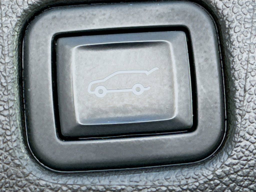 Used 2023 Chevrolet Blazer LT FWD image 32