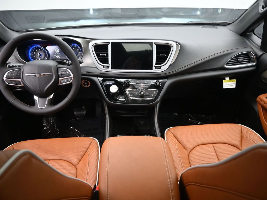 New 2026 Chrysler Pacifica Pinnacle w/ Trailer Tow Group AWD/4WD image 19