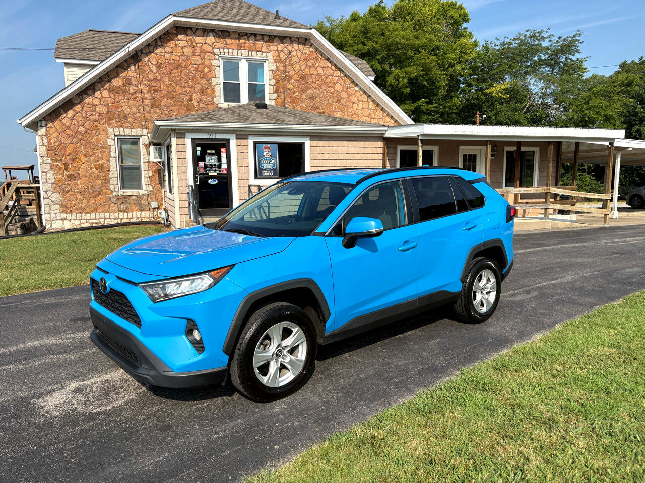 Used 2021 Toyota RAV4 XLE image 1