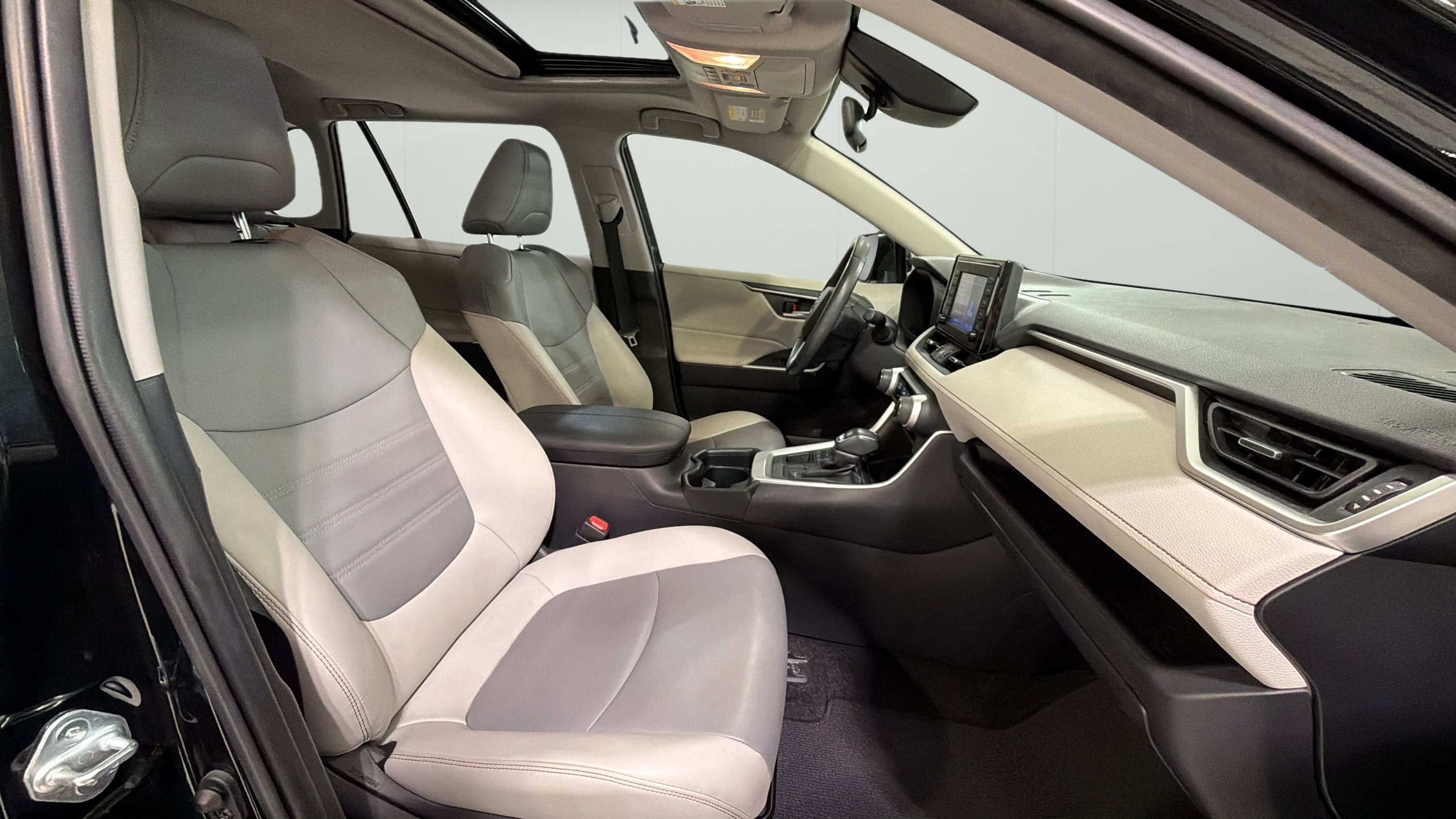 Used 2019 Toyota RAV4 XLE Premium AWD/4WD image 22