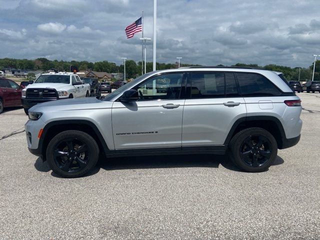 Used 2023 Jeep Grand Cherokee Altitude image 5