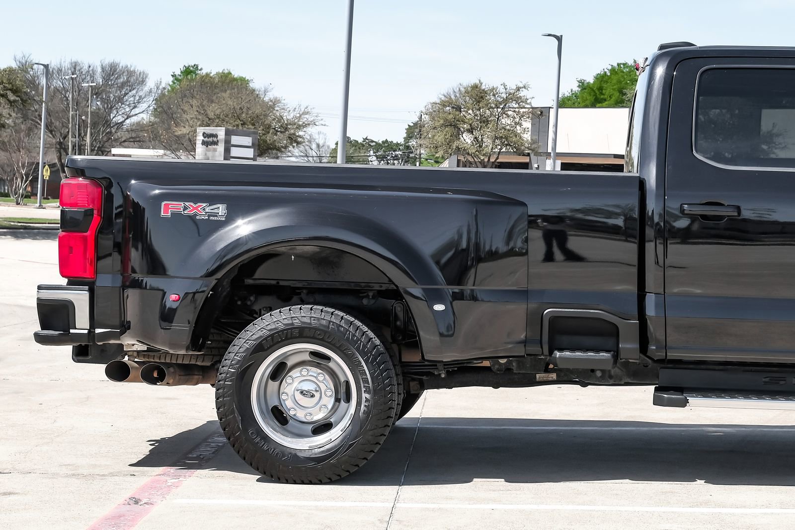 Used 2023 Ford F350 Lariat image 9