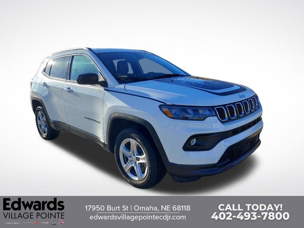 New 2023 Jeep Compass Latitude w/ Mopar Graphics Package