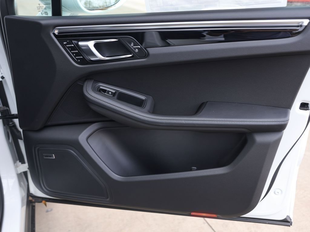 Certified 2025 Porsche Macan image 30