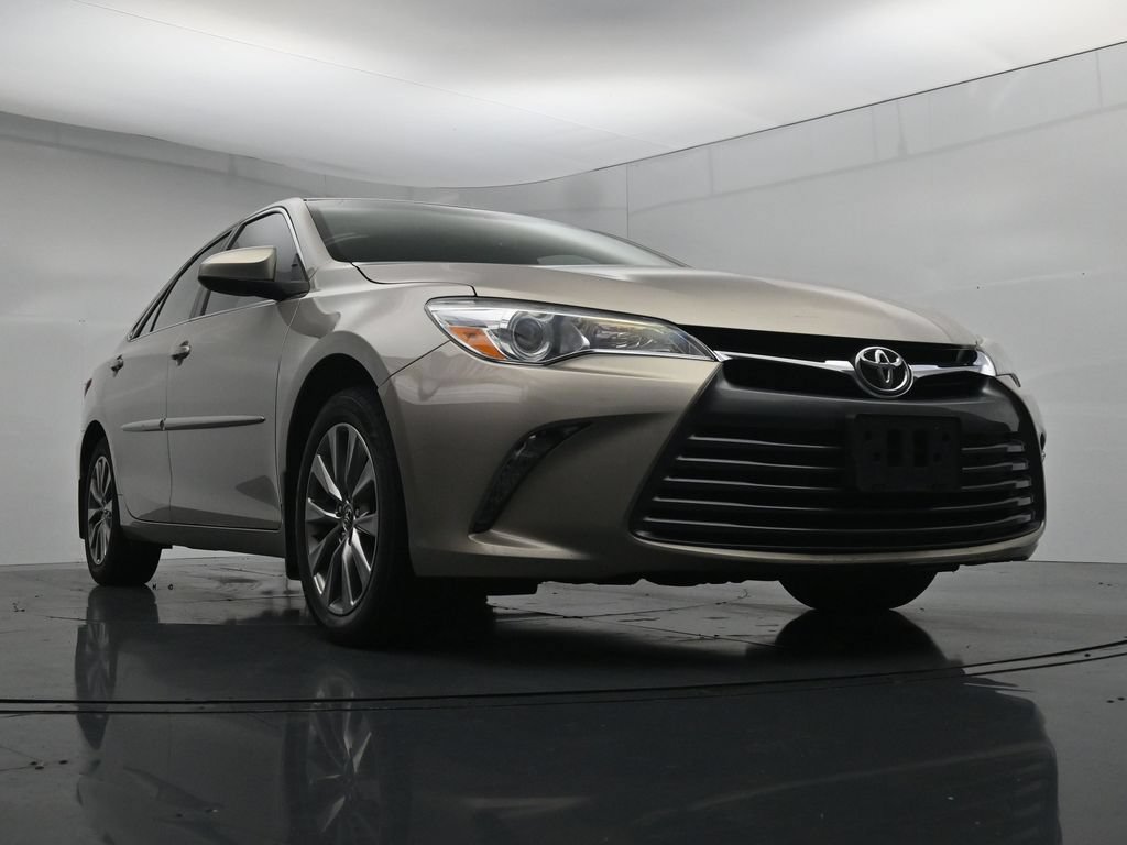 Used 2017 Toyota Camry XLE w/ Moonroof Package FWD image 18