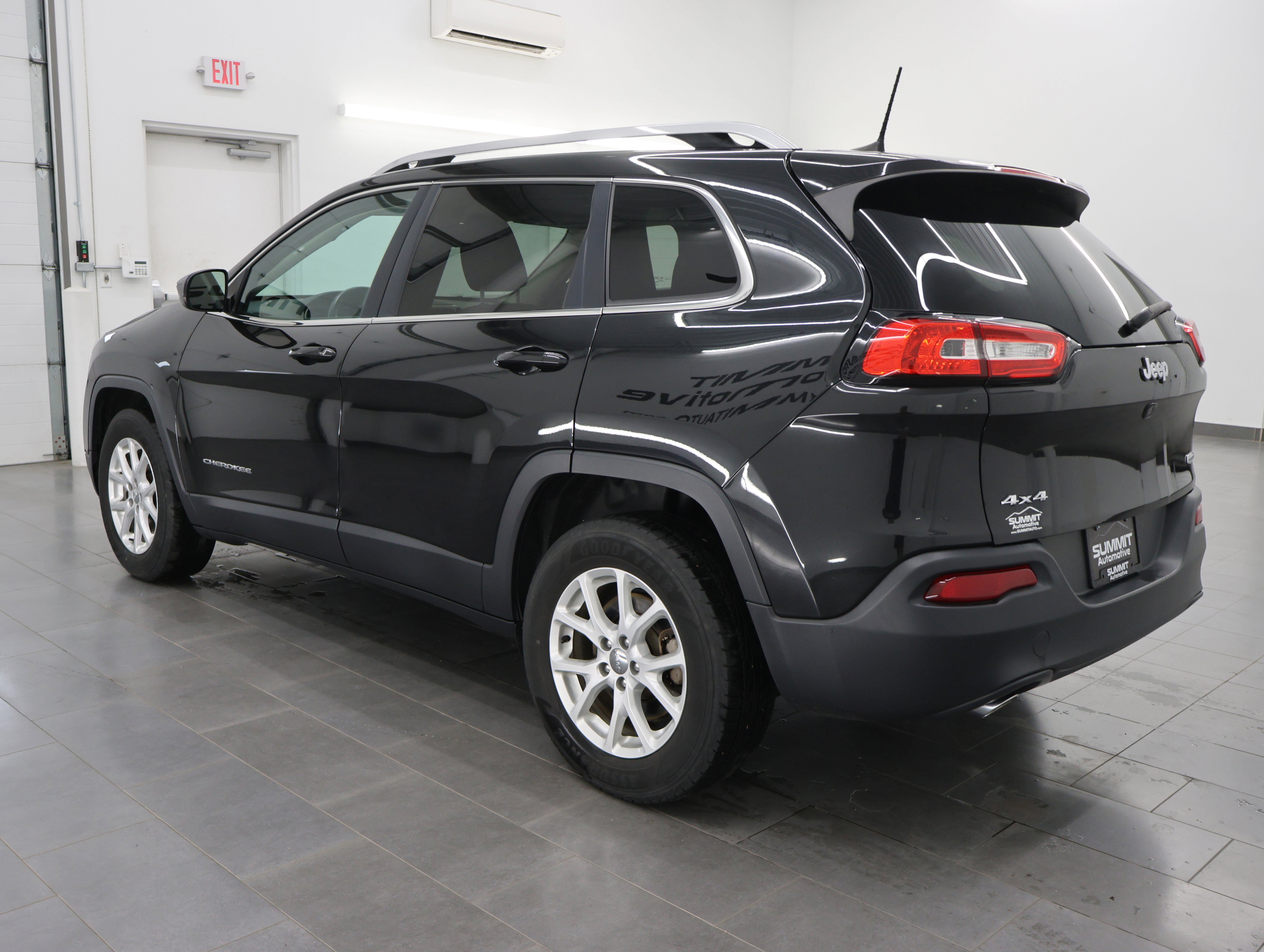 Used 2016 Jeep Cherokee Latitude w/ Cold Weather Group AWD/4WD image 6