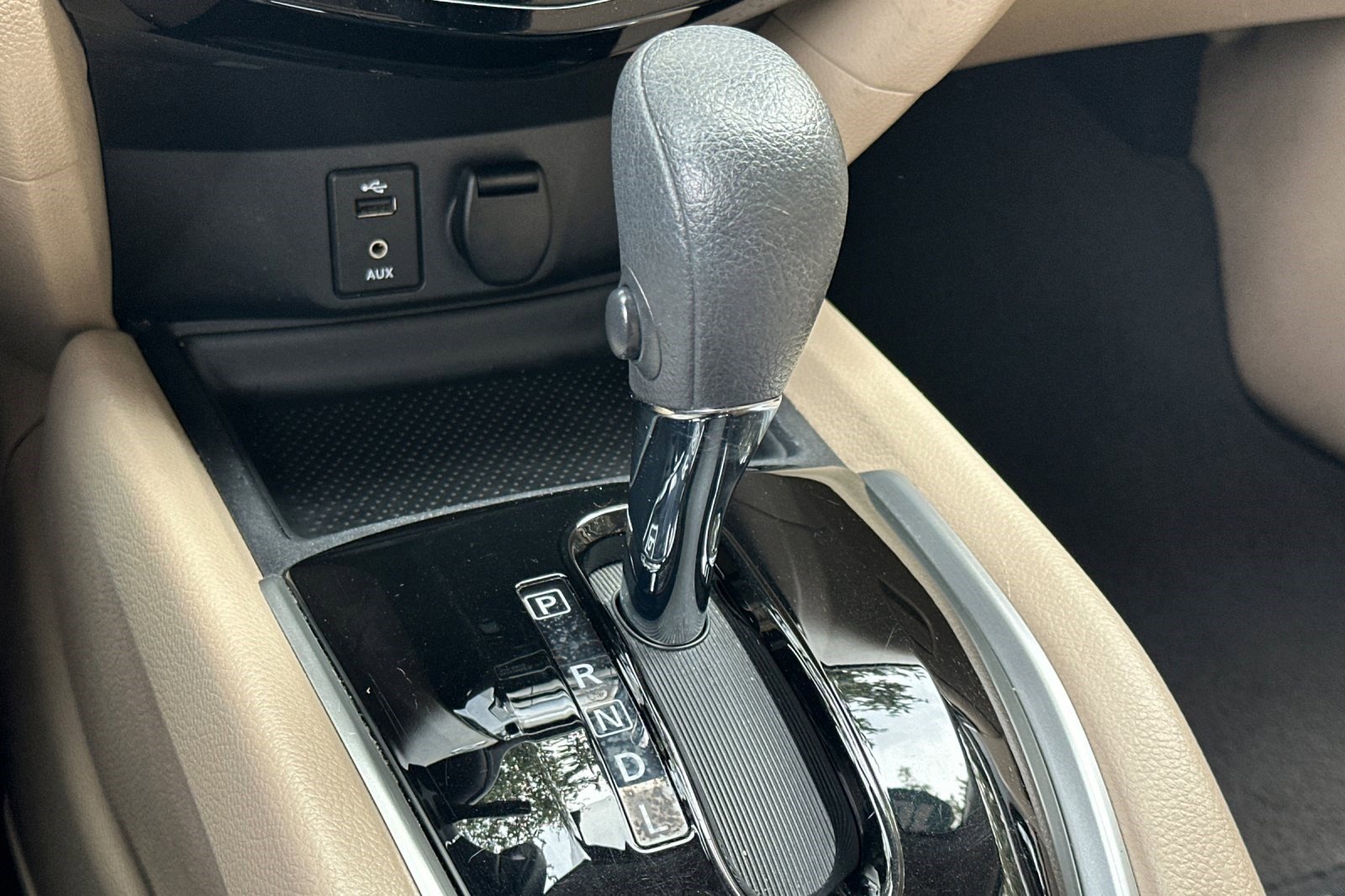 Used 2016 Nissan Rogue SV w/ SV Premium Package image 28