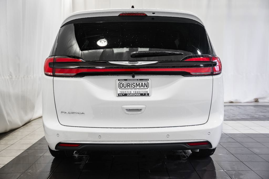 New 2026 Chrysler Pacifica Select image 5