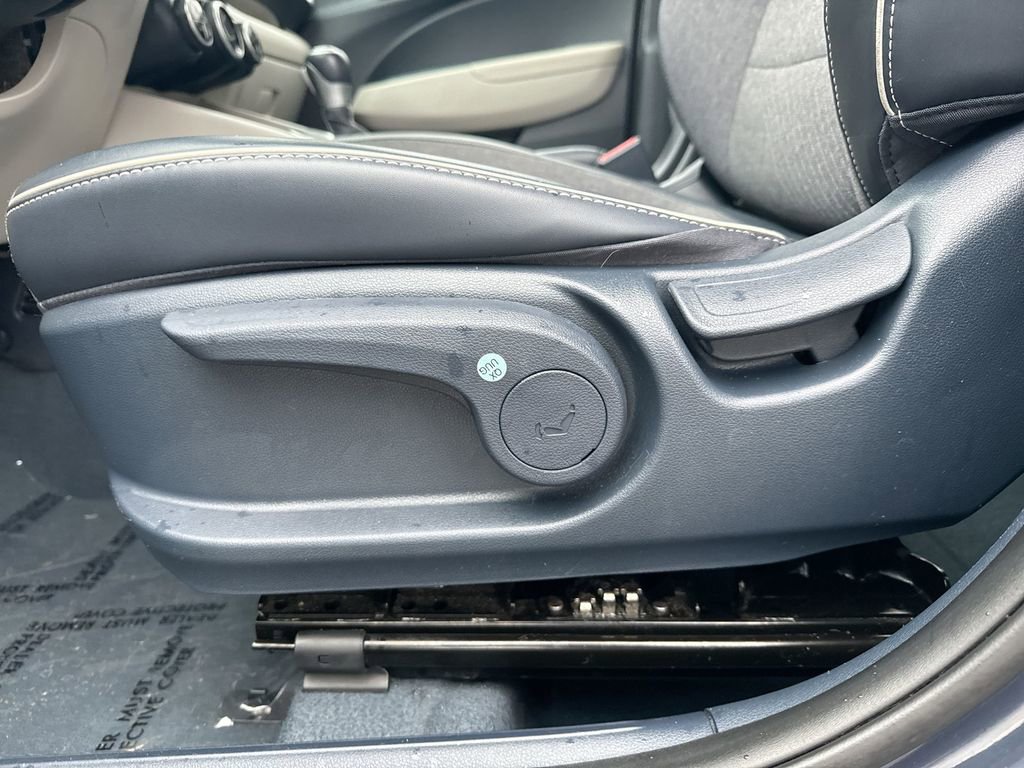 Used 2024 Hyundai Venue Limited image 14