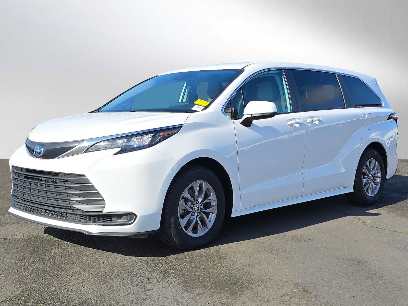 Used 2024 Toyota Sienna LE image 9