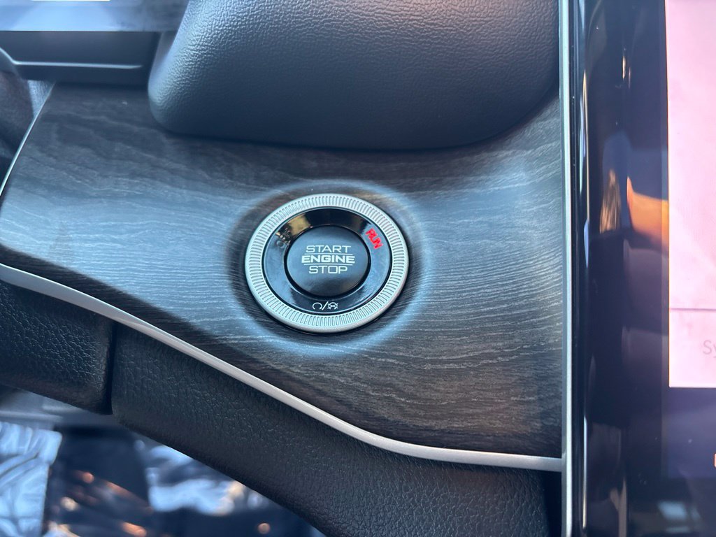 Certified 2025 Jeep Grand Cherokee Limited AWD/4WD image 13