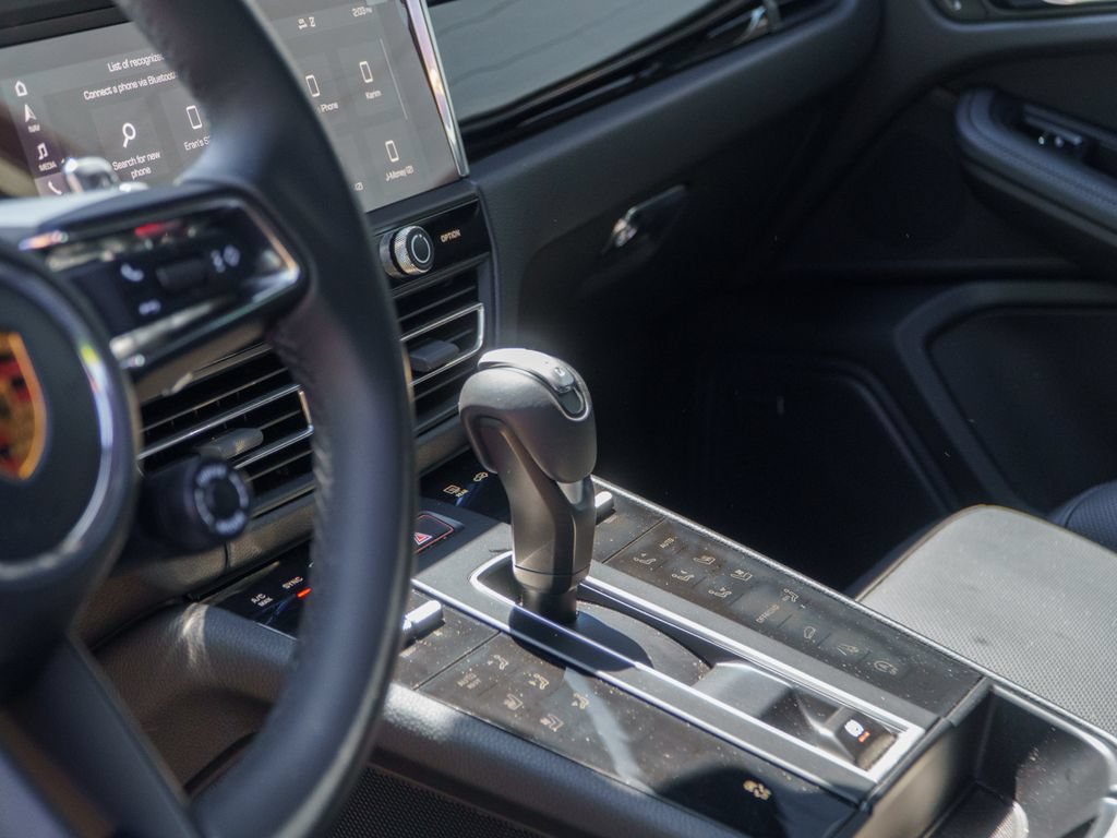 Certified 2026 Porsche Macan AWD/4WD image 27