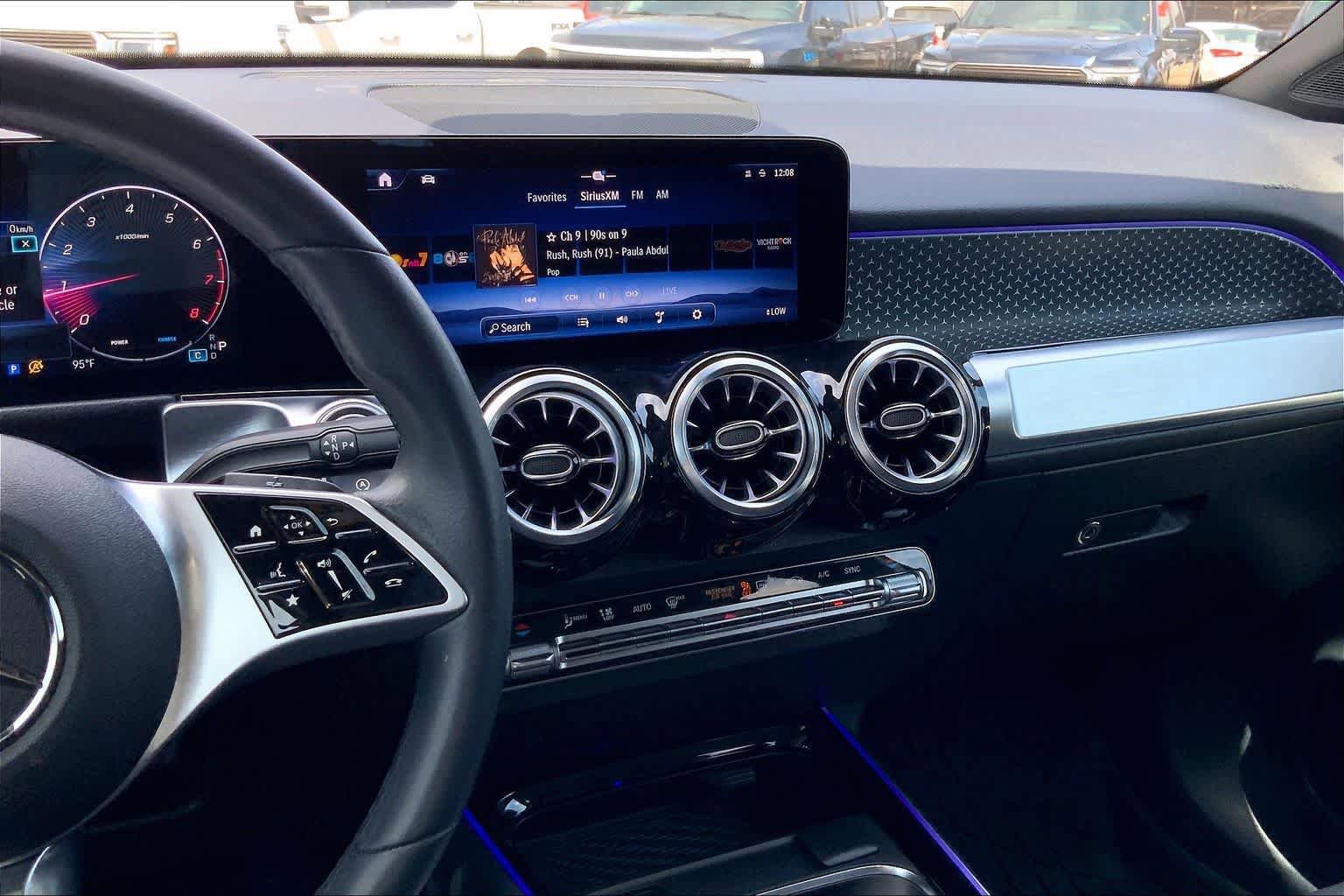 Used 2025 Mercedes-Benz GLB 250 4MATIC image 7