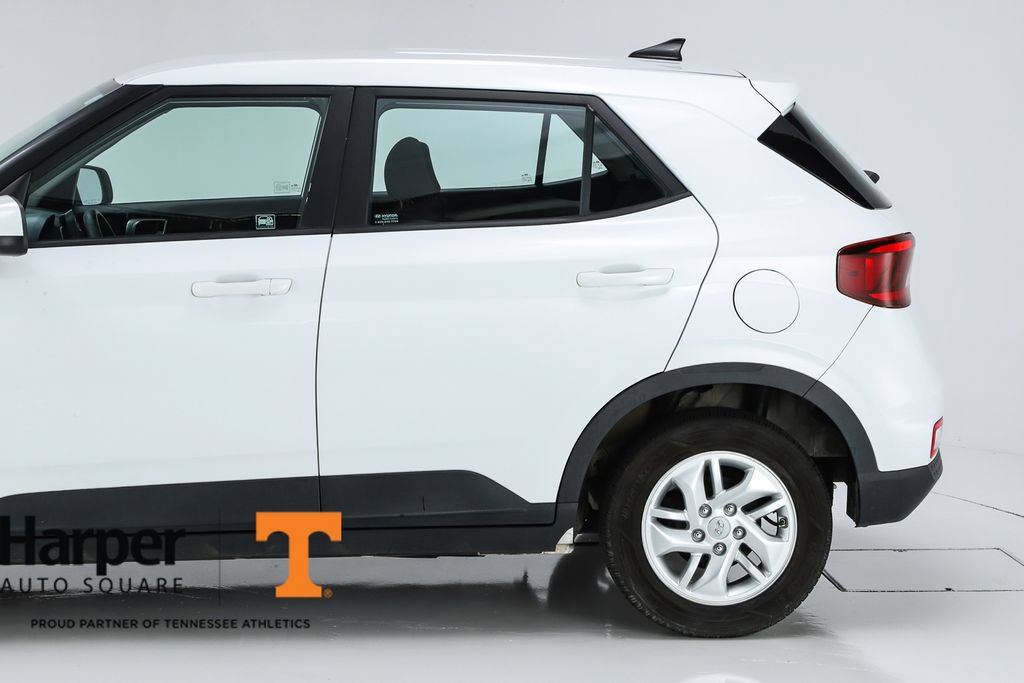 Used 2021 Hyundai Venue SE FWD image 4