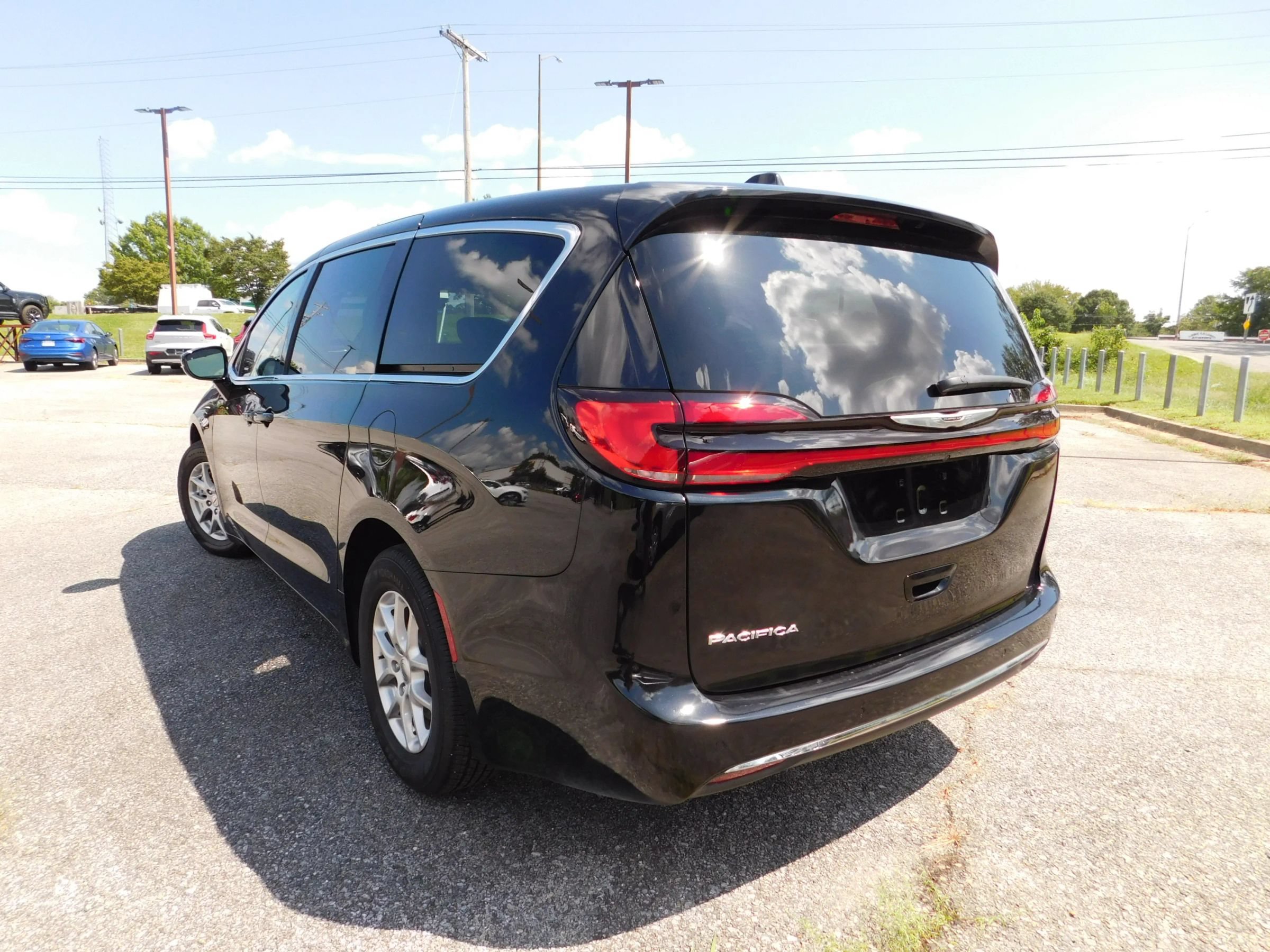 Used 2024 Chrysler Pacifica Touring-L FWD image 7