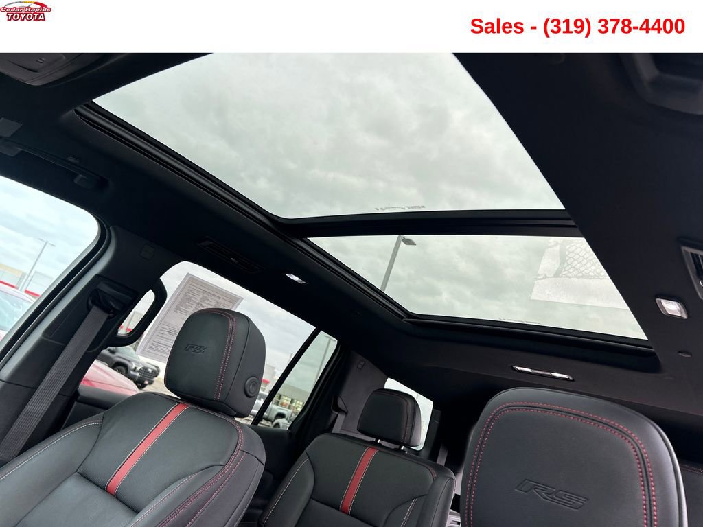 Used 2024 Chevrolet Traverse RS image 18