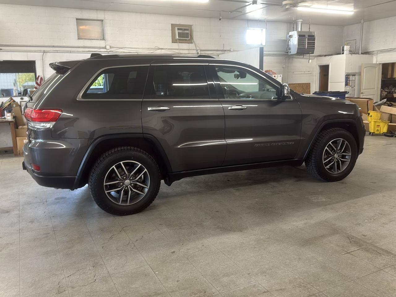 Used 2018 Jeep Grand Cherokee Limited w/ Luxury Group II AWD/4WD image 4