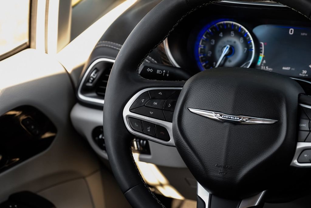 Used 2023 Chrysler Pacifica Limited image 13