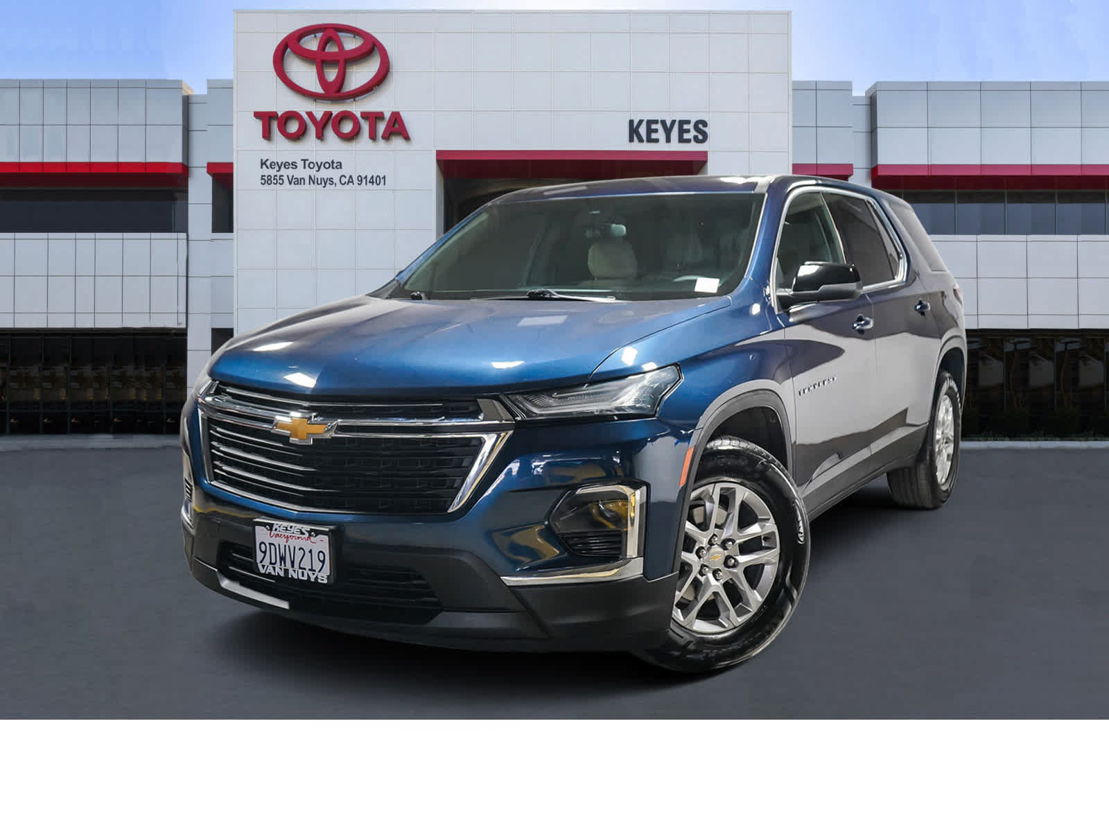 Used 2023 Chevrolet Traverse LS w/ LPO, Cargo Package FWD image 1