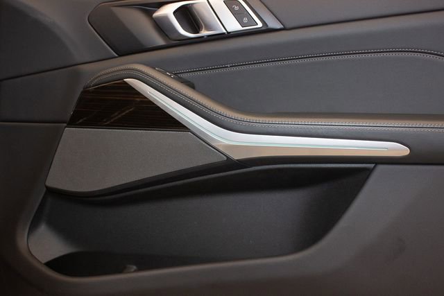 Used 2025 BMW X5 xDrive50e AWD/4WD image 11