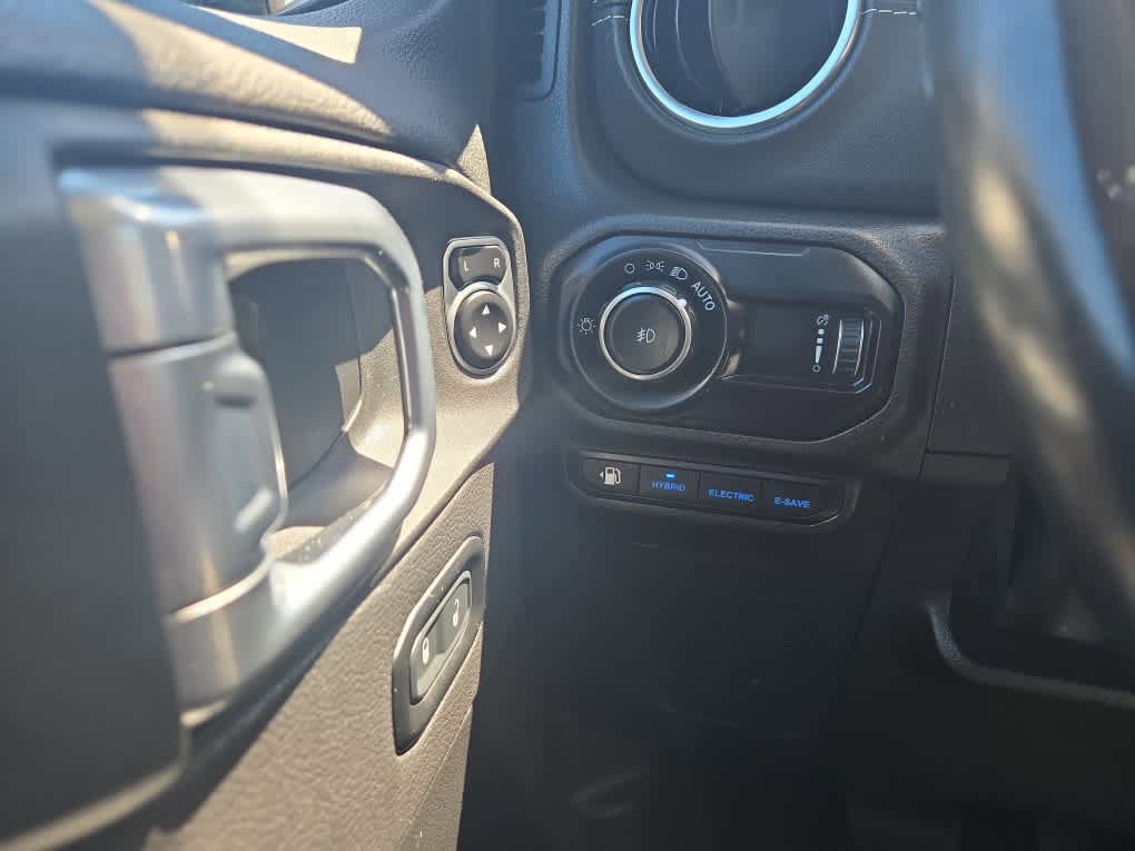 Used 2023 Jeep Wrangler Unlimited Sahara w/ Cold Weather Group AWD/4WD image 23