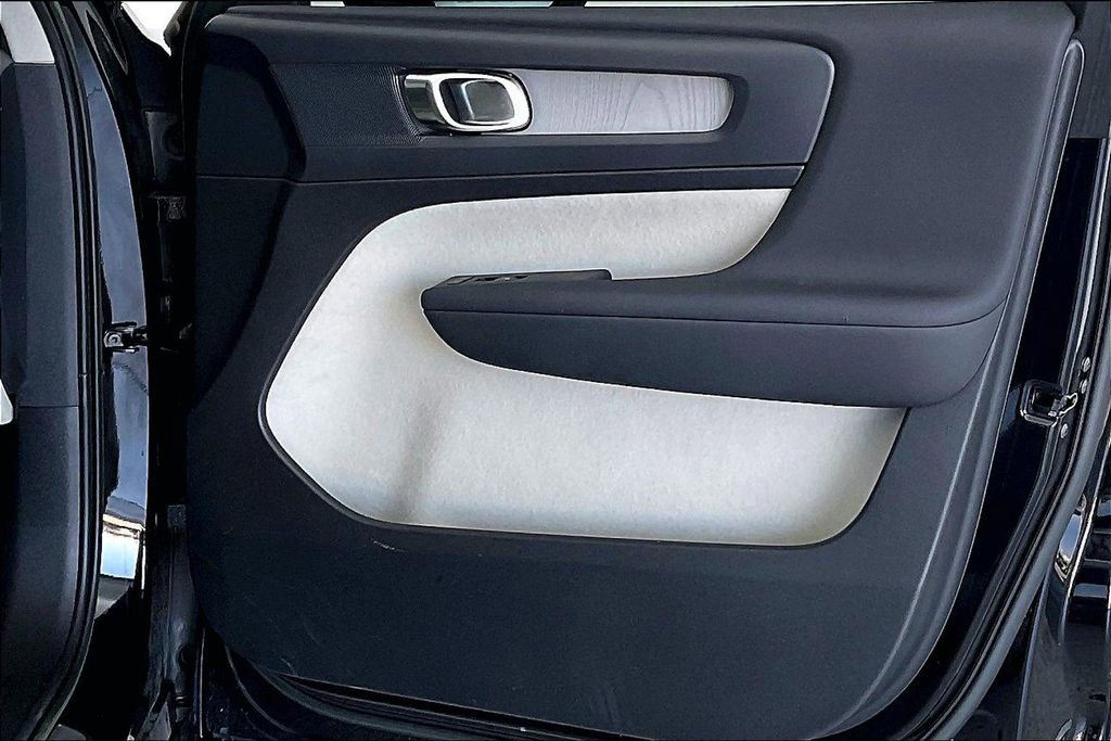 Used 2023 Volvo XC40 B5 Plus w/ Protection Package Premier image 26