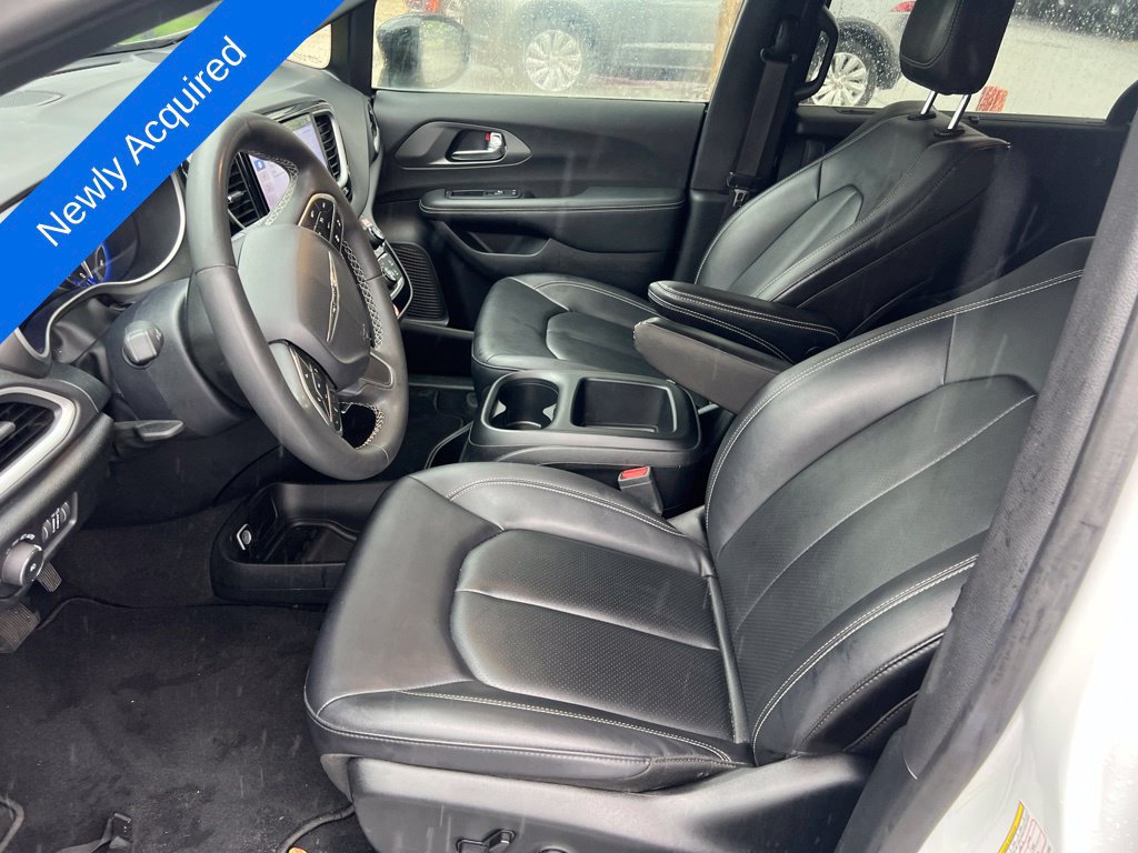 Used 2025 Chrysler Pacifica Select FWD image 2